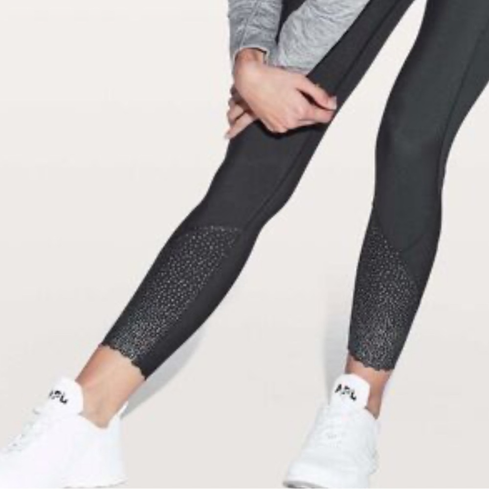 Lululemon “Tight Stuff” scallop hem leggings